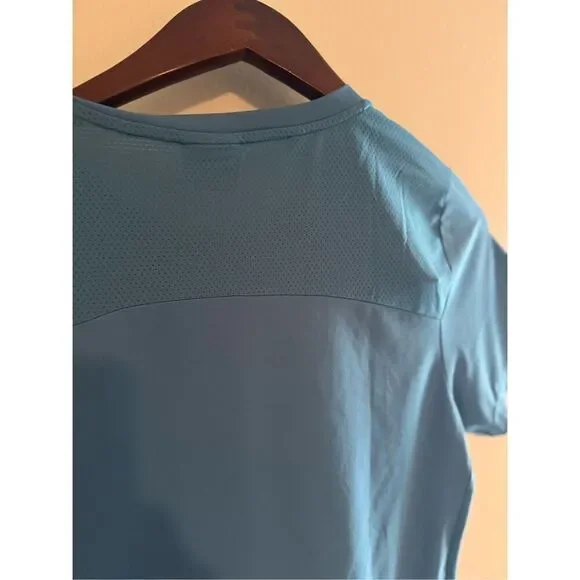 Gymshark women’s blue athletic top, mesh top size like medium - LIKE NEW - Picture 3 of 6